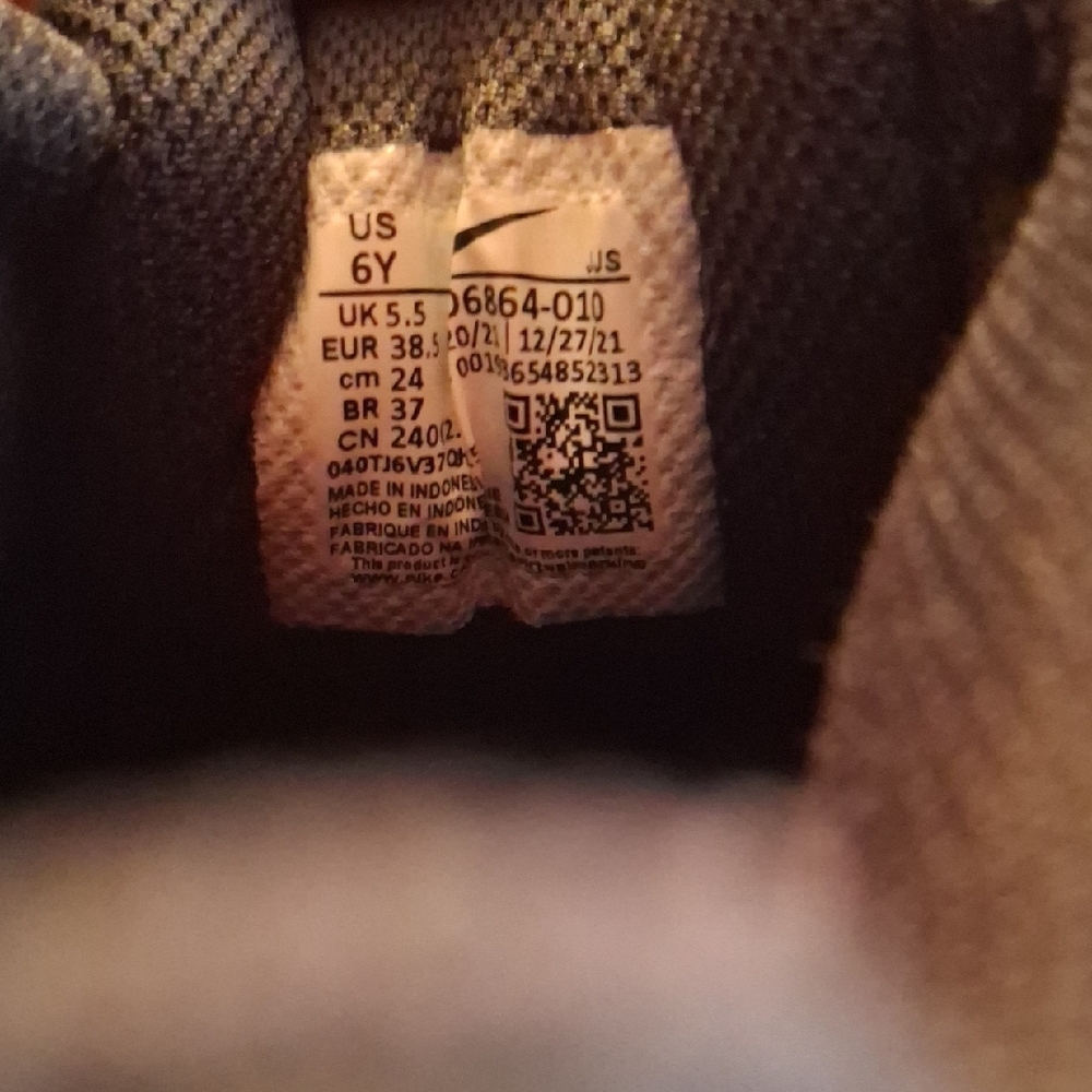 Nike Kids Black and White Sneakers - Picture 5 of 5